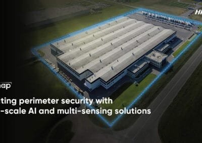 Protección perimetral Hikvision con cámaras térmicas e IA multi-sensor para grandes predios industriales.